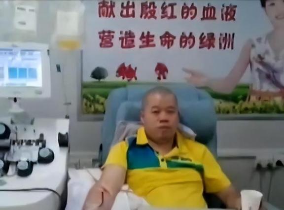 2013年，罗智无偿献血13年，后来他得了重病，急需50万治病。当地红十字会得知