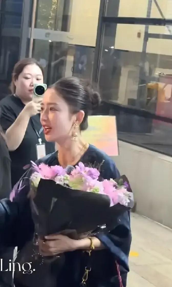 佟丽娅把香云纱穿活了，50万讨论背后藏着一条最残酷的审美分水岭 ​​​