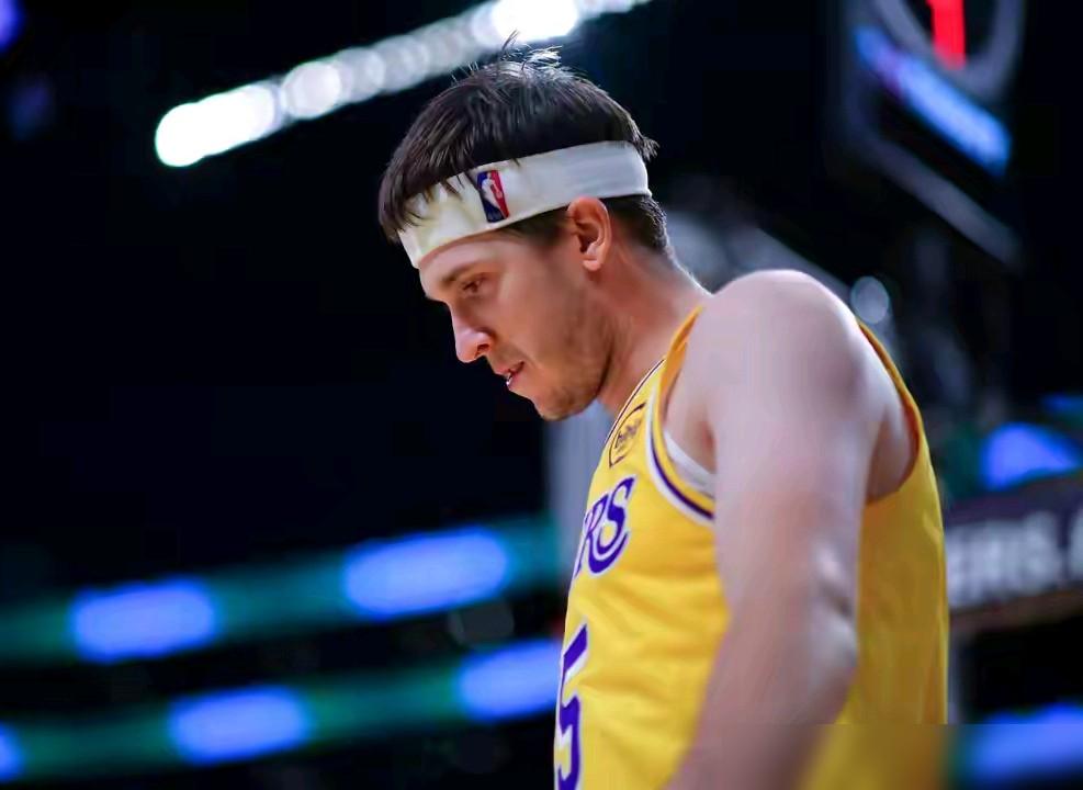 湖人今天对阵魔术的比赛，里夫斯出战悬了。
 
他左髋酸痛，到现在还没定下来能不能