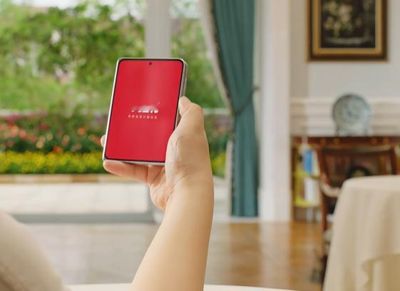 余承东晒出了华为 Pura X Max，首款大屏阔折叠，展开更接近平板的尺寸，同