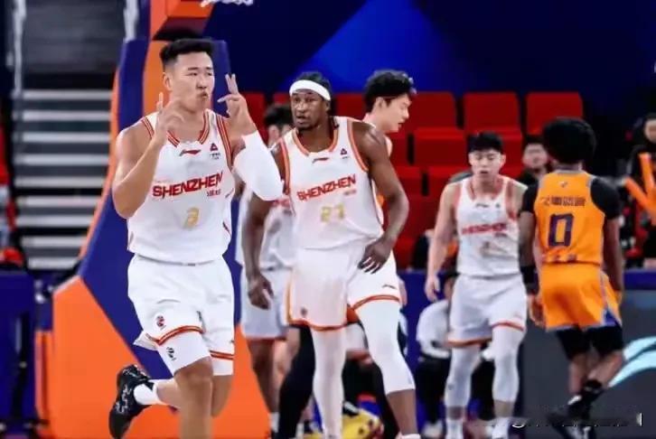 上海队主场复仇深圳队，大白边统治油漆区、贺希宁空砍43分！
上海队大白边拿到24