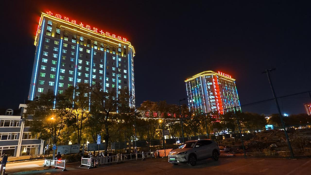 夜幕下的海州街，海州庙，矿总医院。