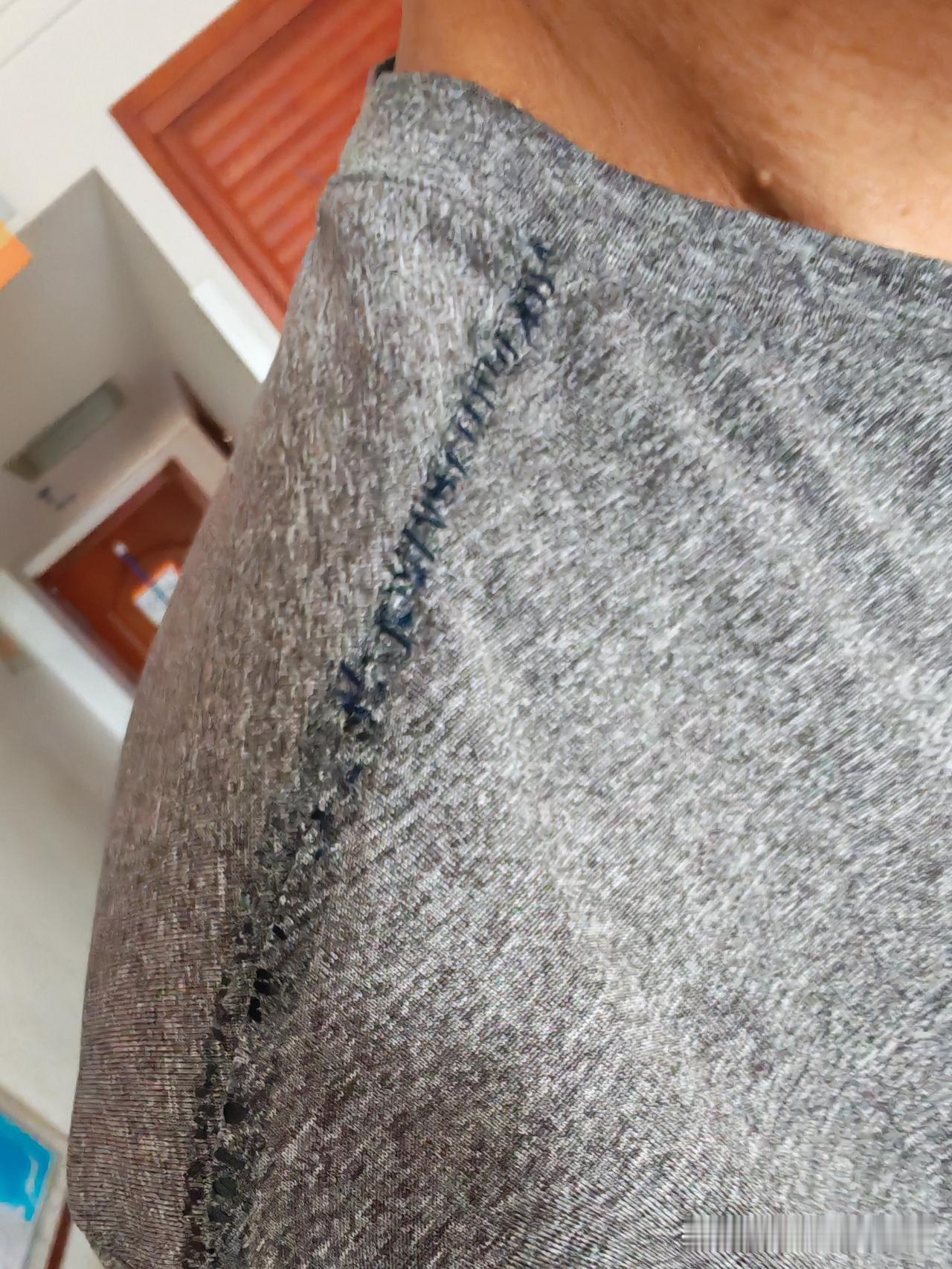 如果，你在街上看到一个老头儿，或者是老太太穿着缝补过的衣服，是不是会以为他买不起