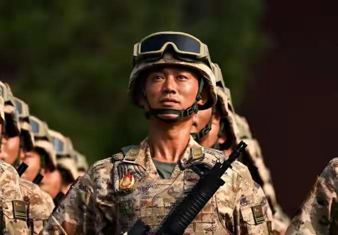 俄罗斯强大了，会带来中国北方地缘压力。
印度强大了，会带来中国西部地缘压力。
越