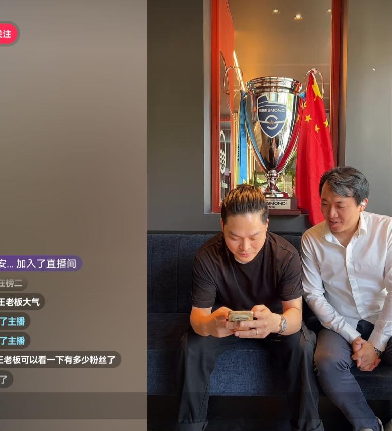 招待足球小将的罗马中餐馆老板娘直播了！她说，奖杯会在7月份运回国内，经过董路同意