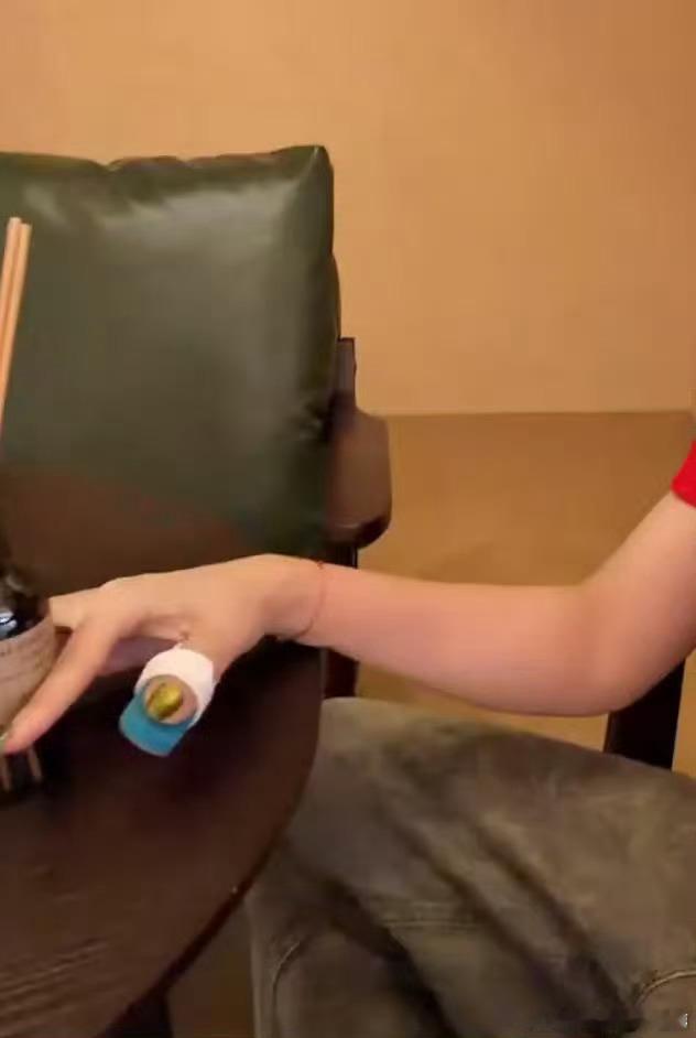 彭小苒手指被门夹伤彭小苒自曝手指头被门夹上了，姐姐注意安全 