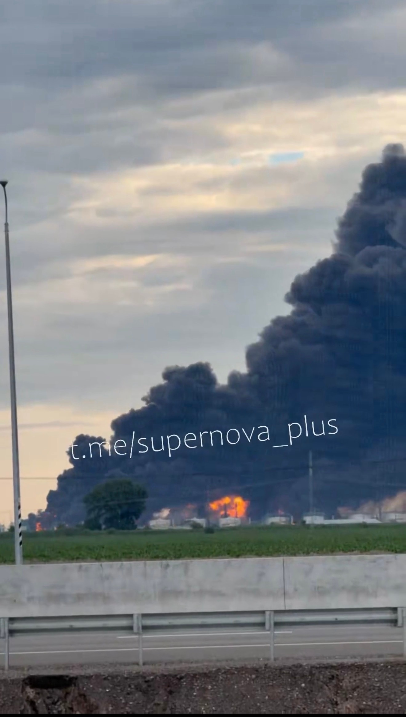 俄罗斯Slavyansk-on-Kuban 炼油厂对乌克兰无人机和巡航导弹进行了