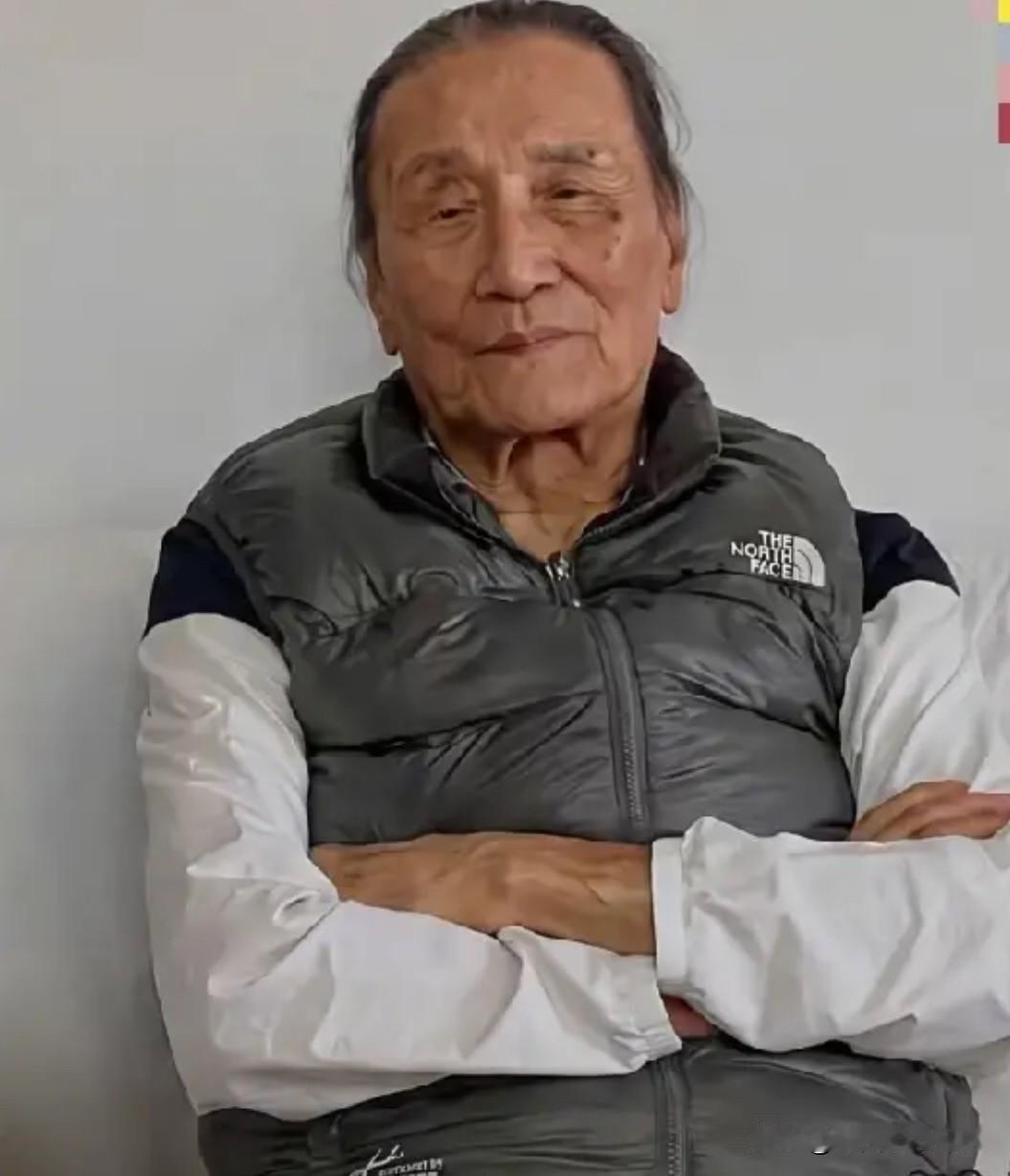 谢贤一生墨镜不离脸，长马尾是他标志性形象，大家认真看看，这才是谢贤的真人真面貌，