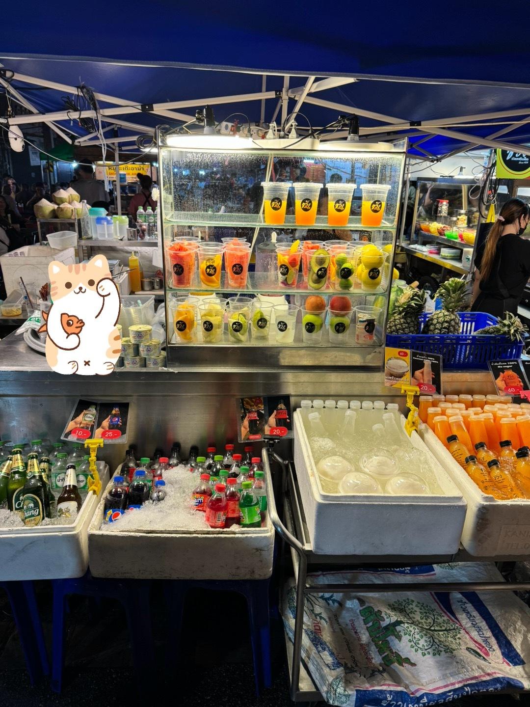 清迈夜市觅食，很有烟火气息，以泰国菜居多，价格普遍10-20元还行。最后根据大众