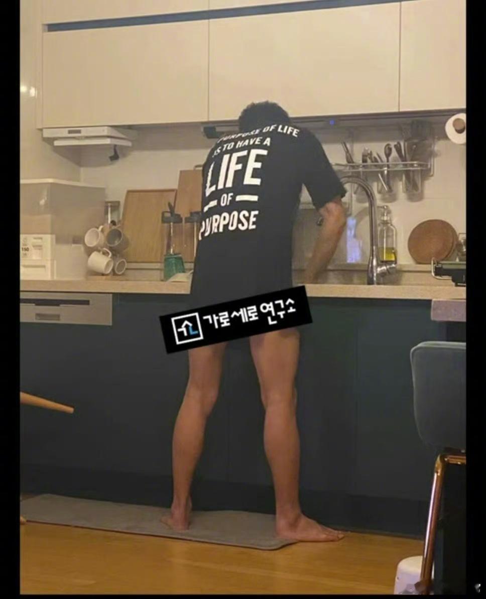 今天韩国记者直播曝光金秀贤的主要内容有：1.金秀贤不穿裤子在金赛纶家洗碗的照片。