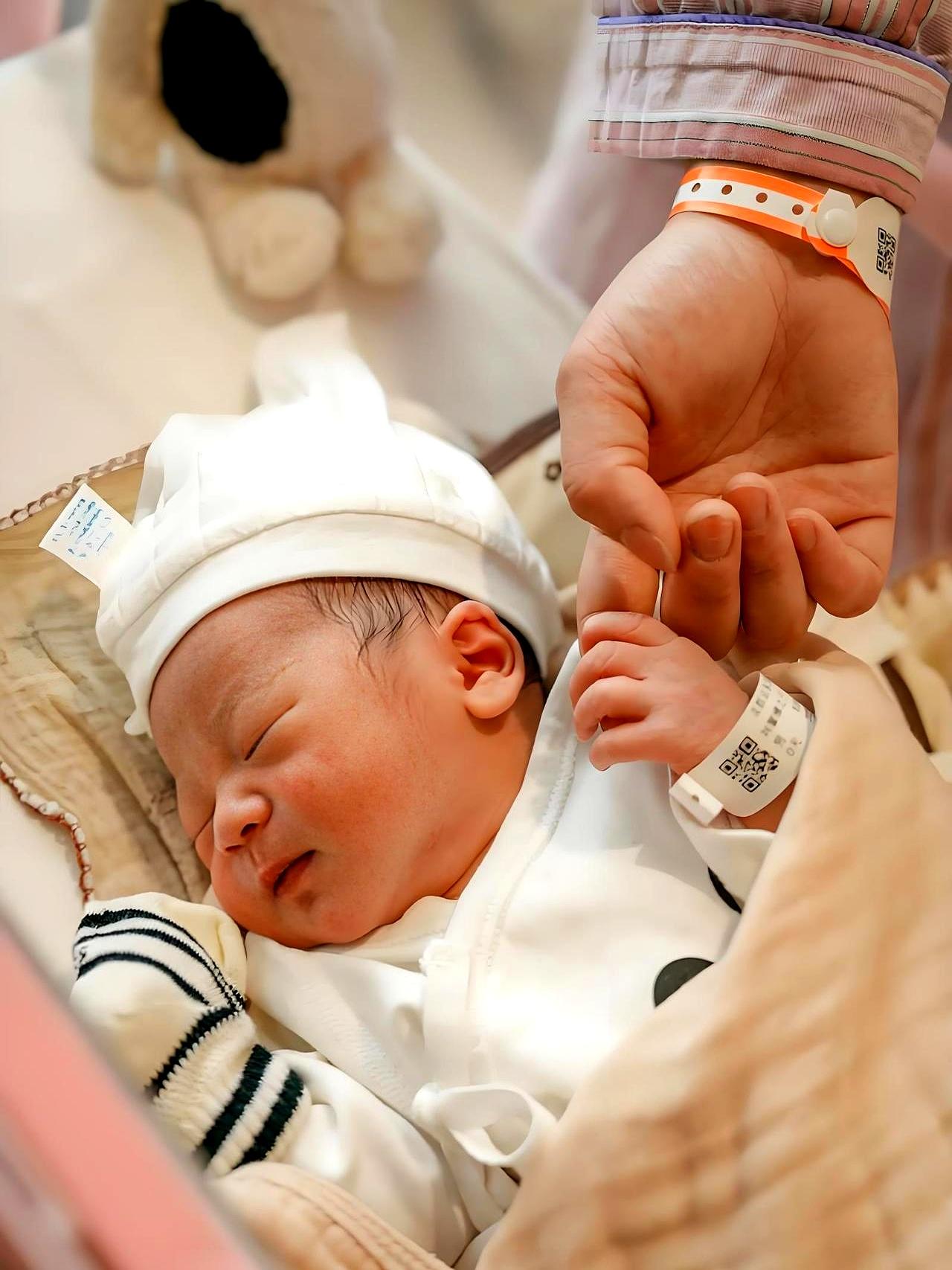听家里老太太念叨，差点把刚喝的茶喷出来。
她一本正经地催生，理由听着特耳熟：现在