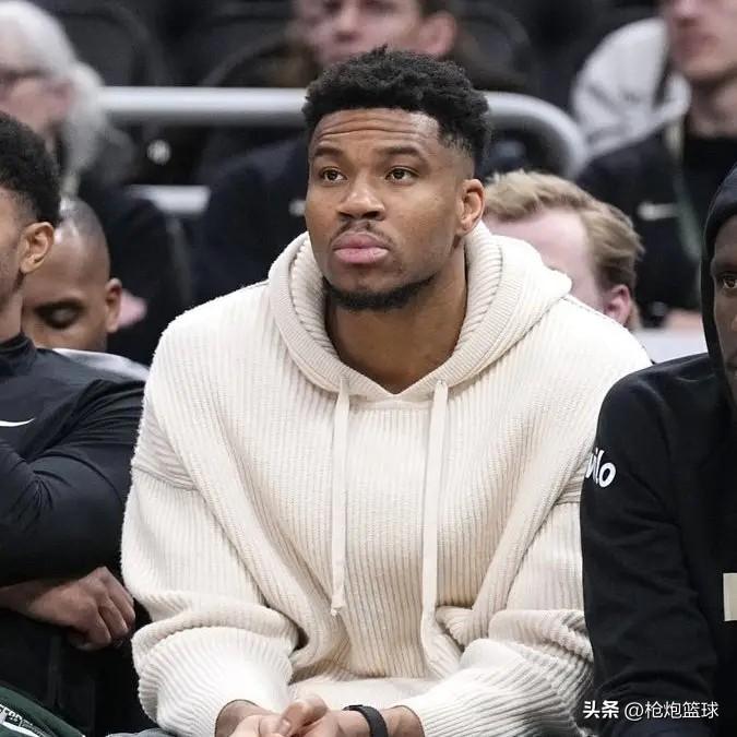 字母哥鱼死网破啊

据名记Charania报道，字母哥遭遇最新伤病且球队晋级季后