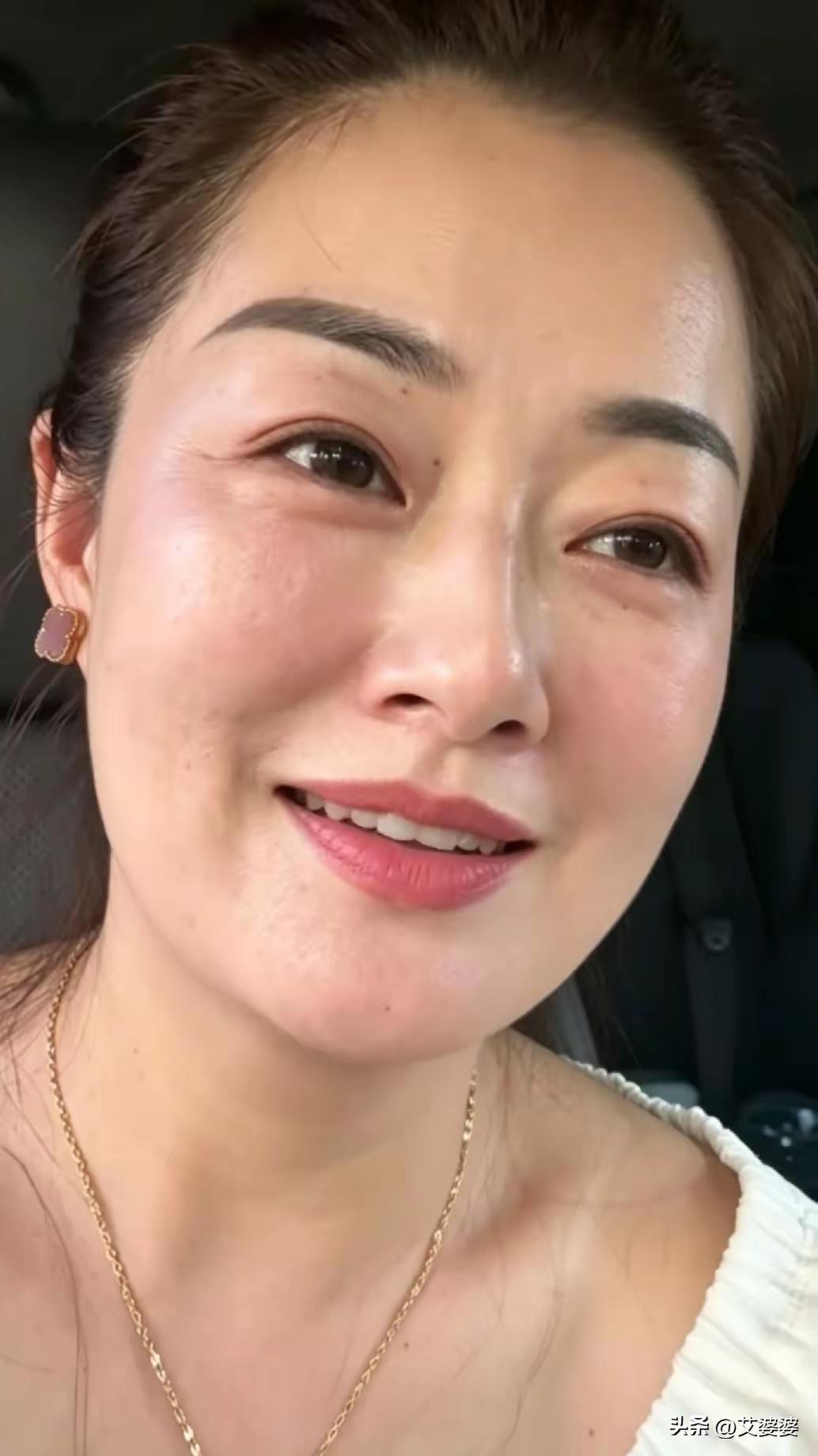 眉毛，漂唇，轻微粉底，眼线妆容不错，清新自然[赞]