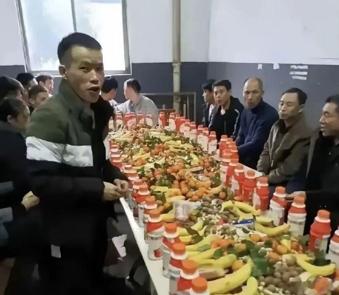 东莞某电子厂的年会。网友评论：有，总比没有好！[笑cry] 