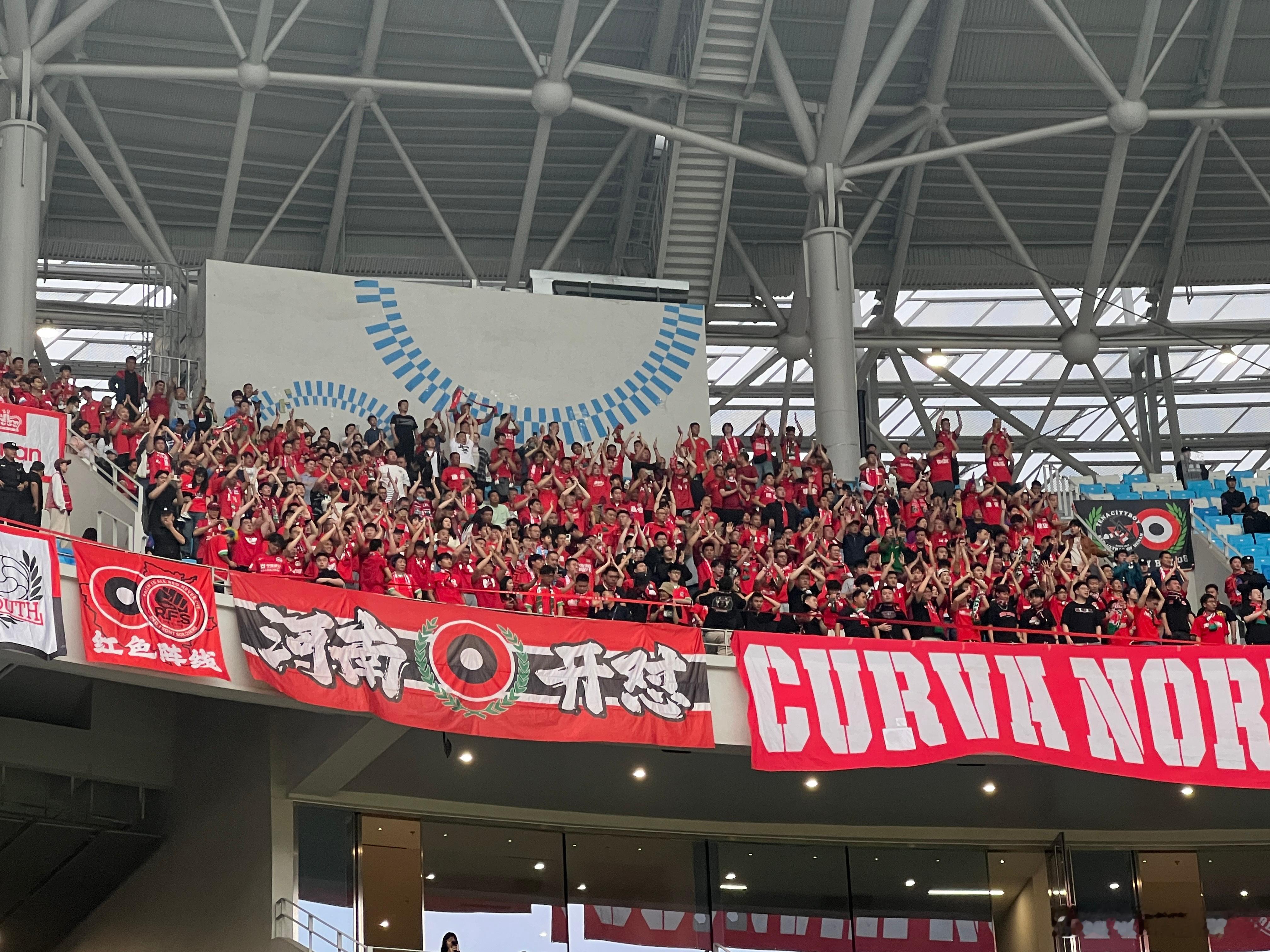 #足迹·足记# 终于有机会来到凤凰山，中超赛场管理越来越规范，这么好的球场，这么