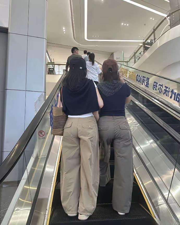 考眼力，母女二人，只看背影，哪个是妈妈，哪个是女儿？