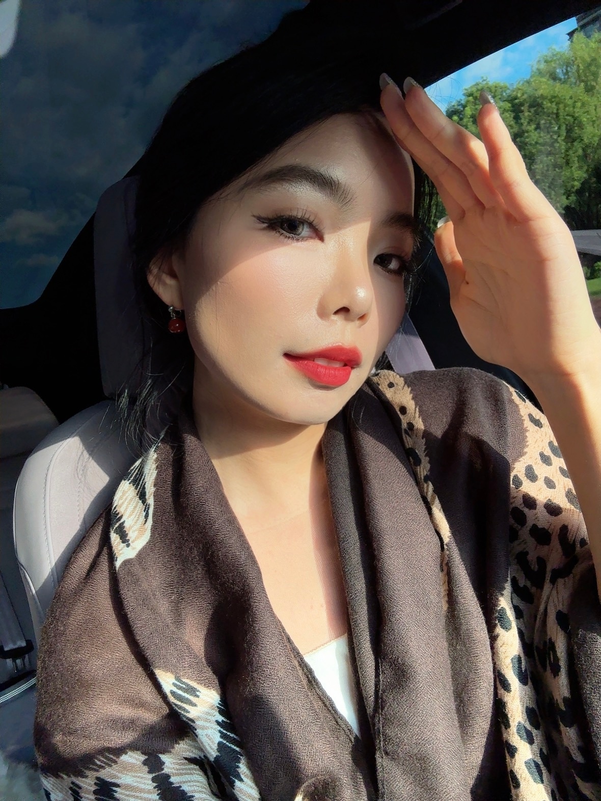 这两年都流行裸色唇但我怎么感觉还是烈焰红唇更适合本毒妇呢 ​​​