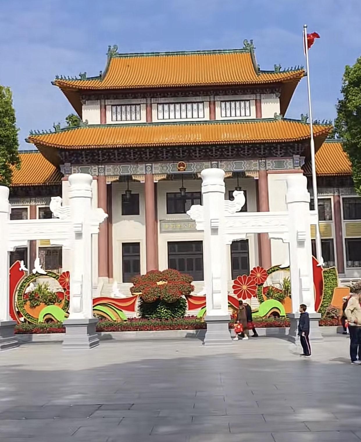 这就是一线城市广州市政府办公大楼！快一百年了，一成不变，别的办公楼叫典雅，广州这