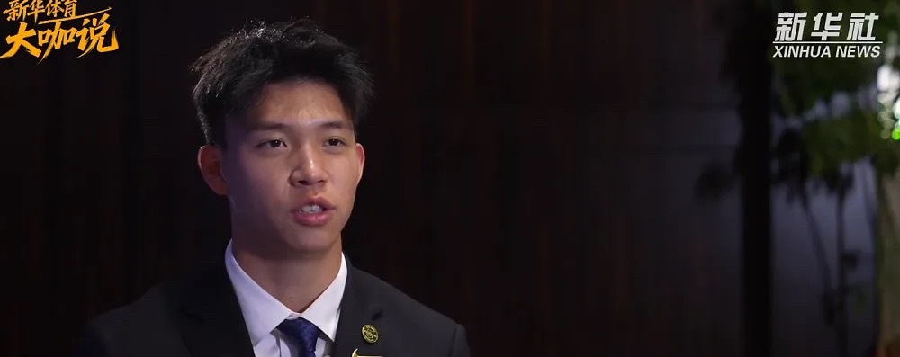 北京时间今日，《新华社》发布了对国足前锋王钰栋的专访，节目里王钰栋畅谈留洋、个人