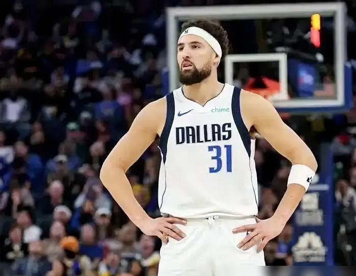 昨晚啊，独行侠被雷霆按着打得像筛子。
两位大牌，戴维斯9中1，克莱7中1。
但别