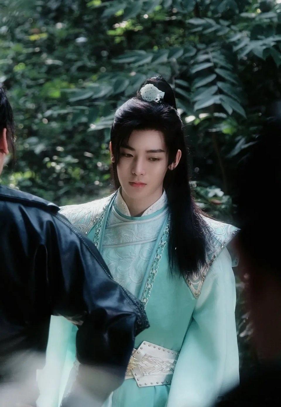 侯明昊机场被围堵 对于艺人来说，机场和公众场合应该是一个相对私密的地方。侯明昊被