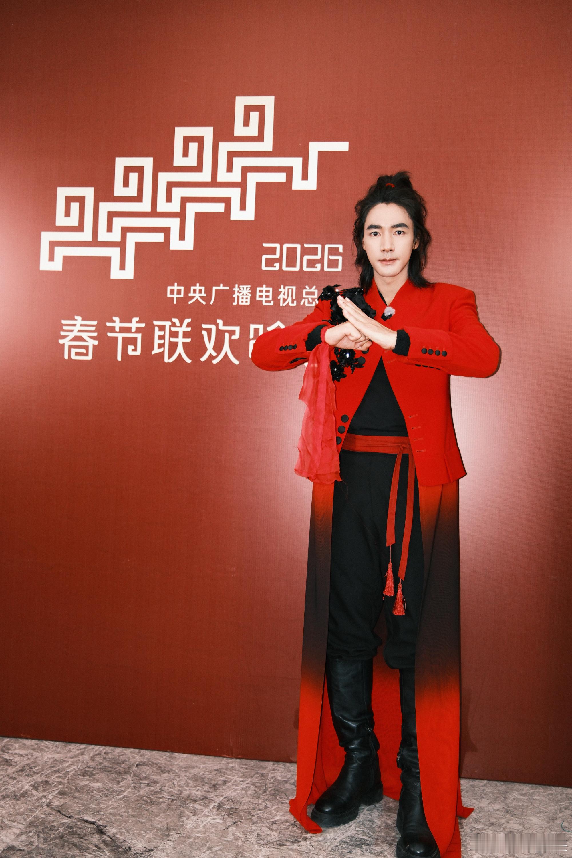 此沙骑马出场 此沙策马登场的瞬间，气势直接拉满！马年春晚看他骑马，这画面简直不要