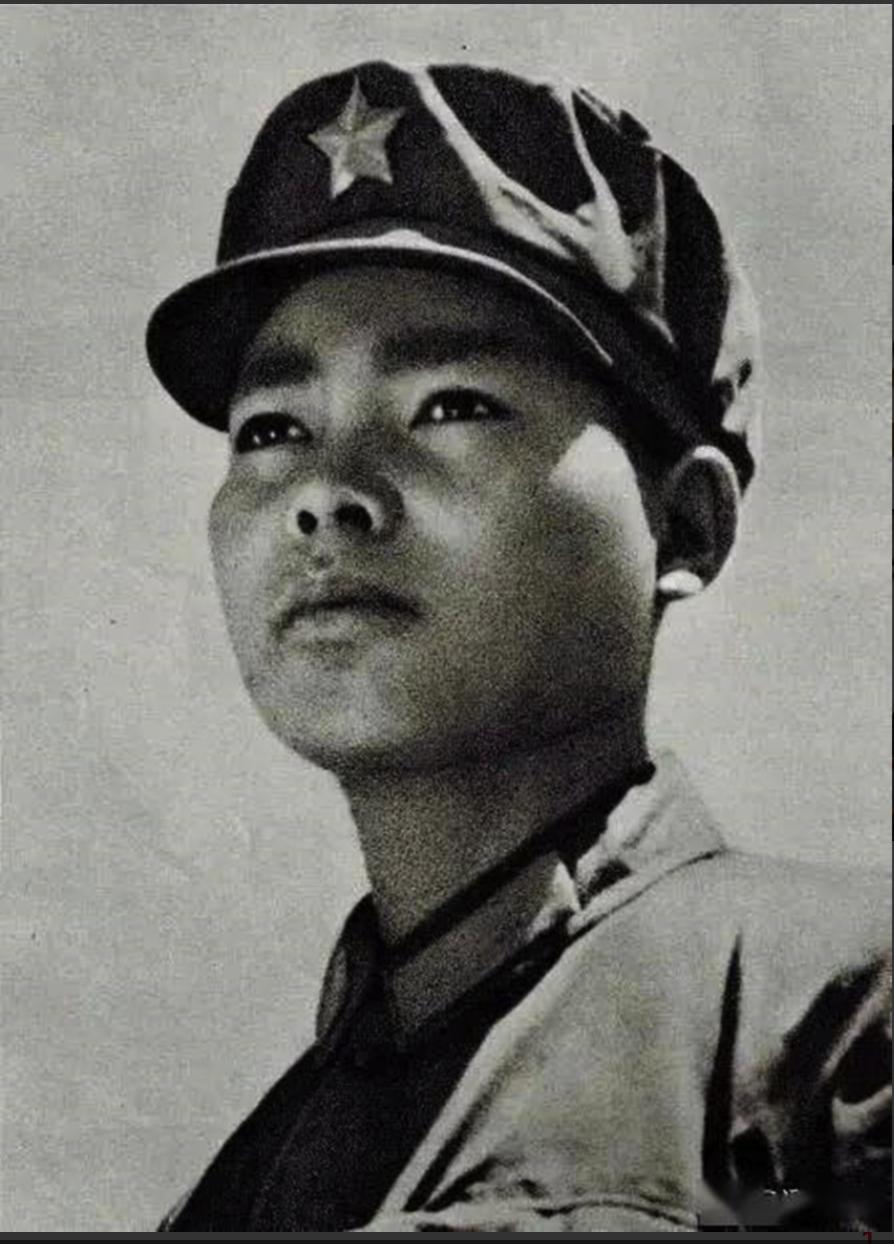 1979年，19岁战士岩龙，一人消灭56名越军，捡到一件战利品，不幸的是，他因将