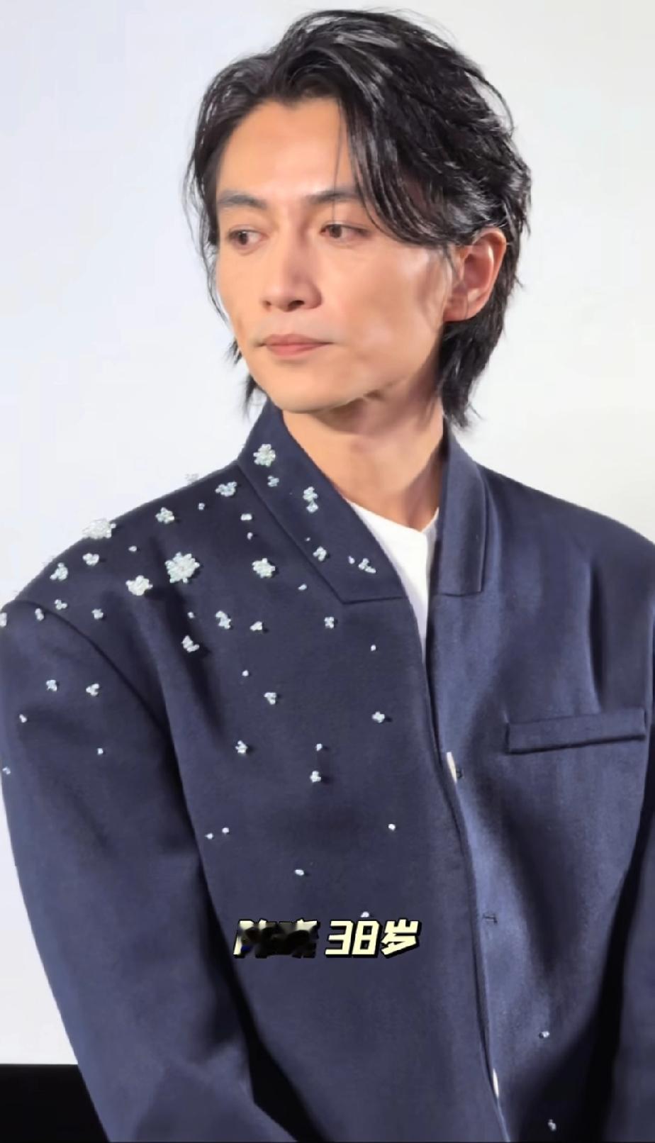 不知道大家发现没

陈晓瘦脱相

有一个最重要的原因，不是因为情伤，也不是因为抑