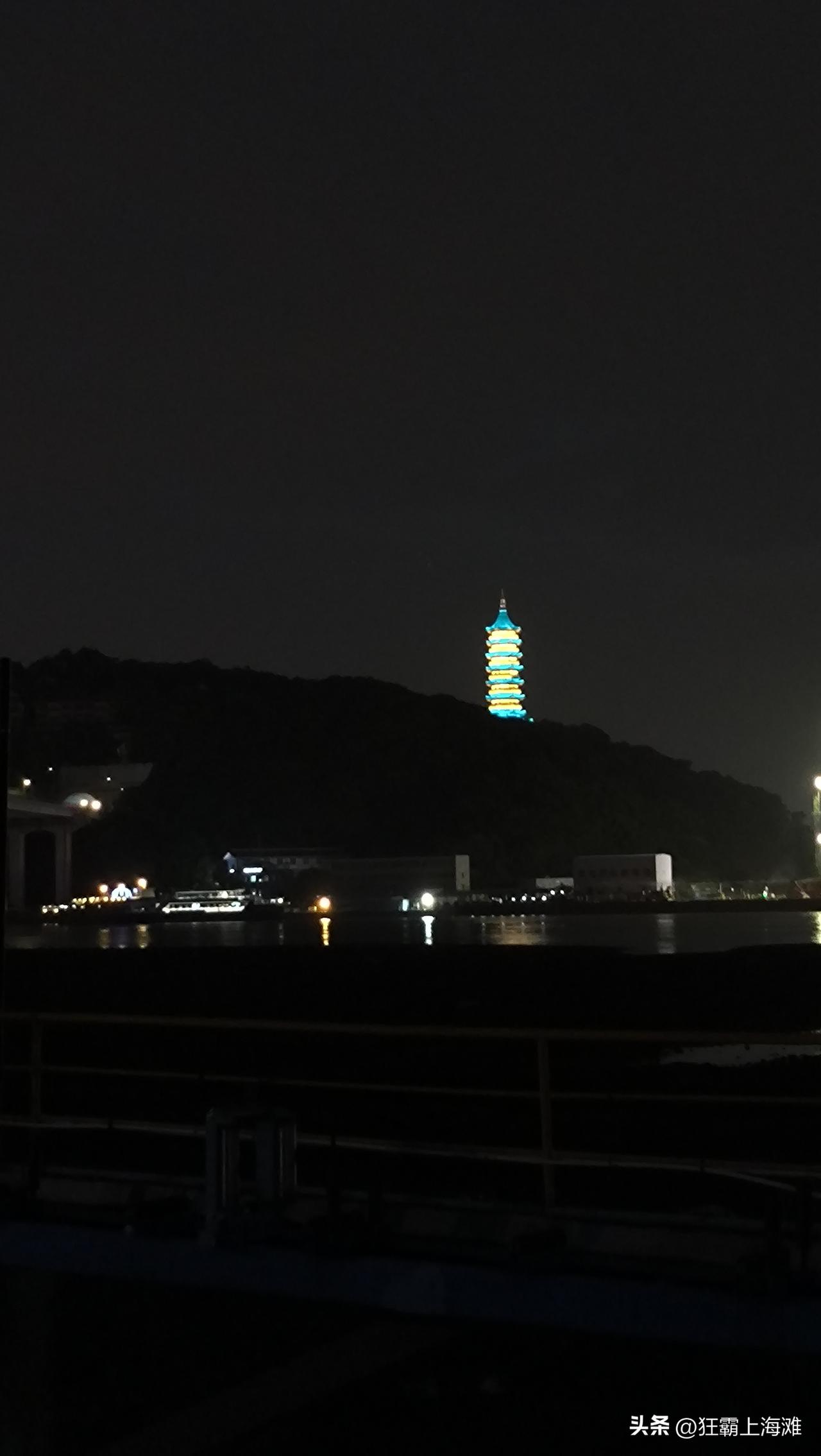 夜晚的甬江入海口！
有精美绝伦的招宝山大桥，还有杭甬高速复线，甚至还有镇海港口的