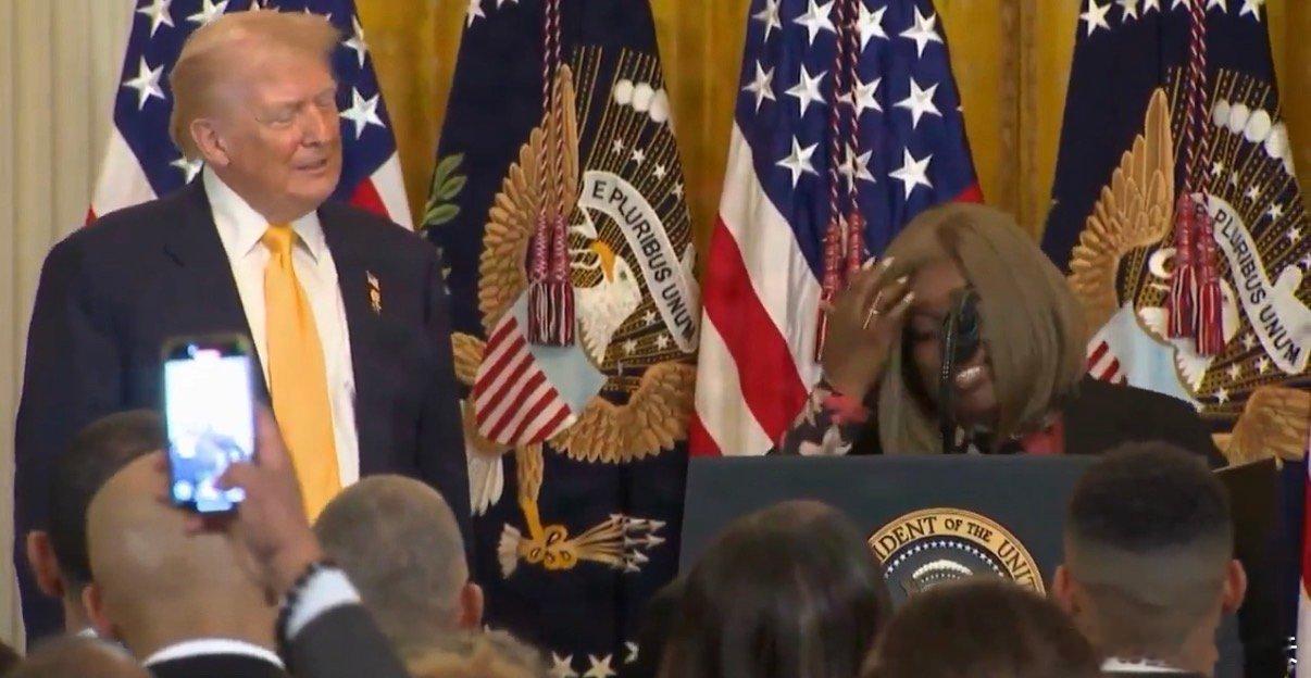 ‼️特朗普欢迎一位小企业主上台，他看到了特朗普经济带来的好处：“我之前只有我和一