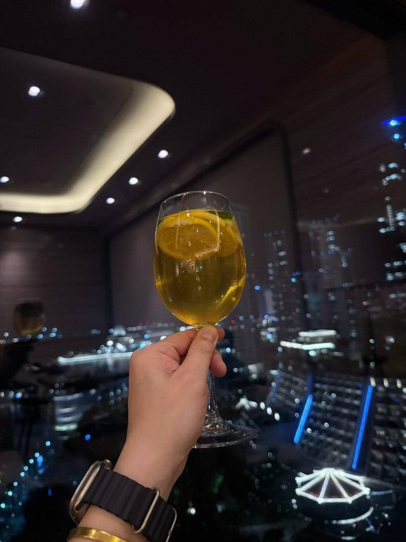 来啊来个酒啊，不醉不罢休，愁情烦事别放心头。 深圳·前海华侨城瑞吉酒店