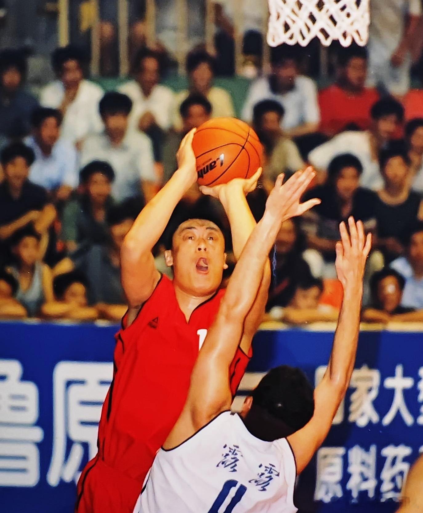 2000年春，备战全国男篮甲B联赛球队的深圳润迅队，由主帅郭永林出面，签下了其执