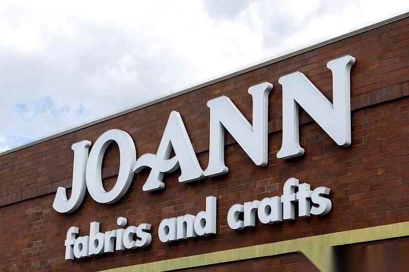 我发现一个扎心的真相，很多人穷，根本不是因为挣得少。
而是你的钱，总在以一种你毫