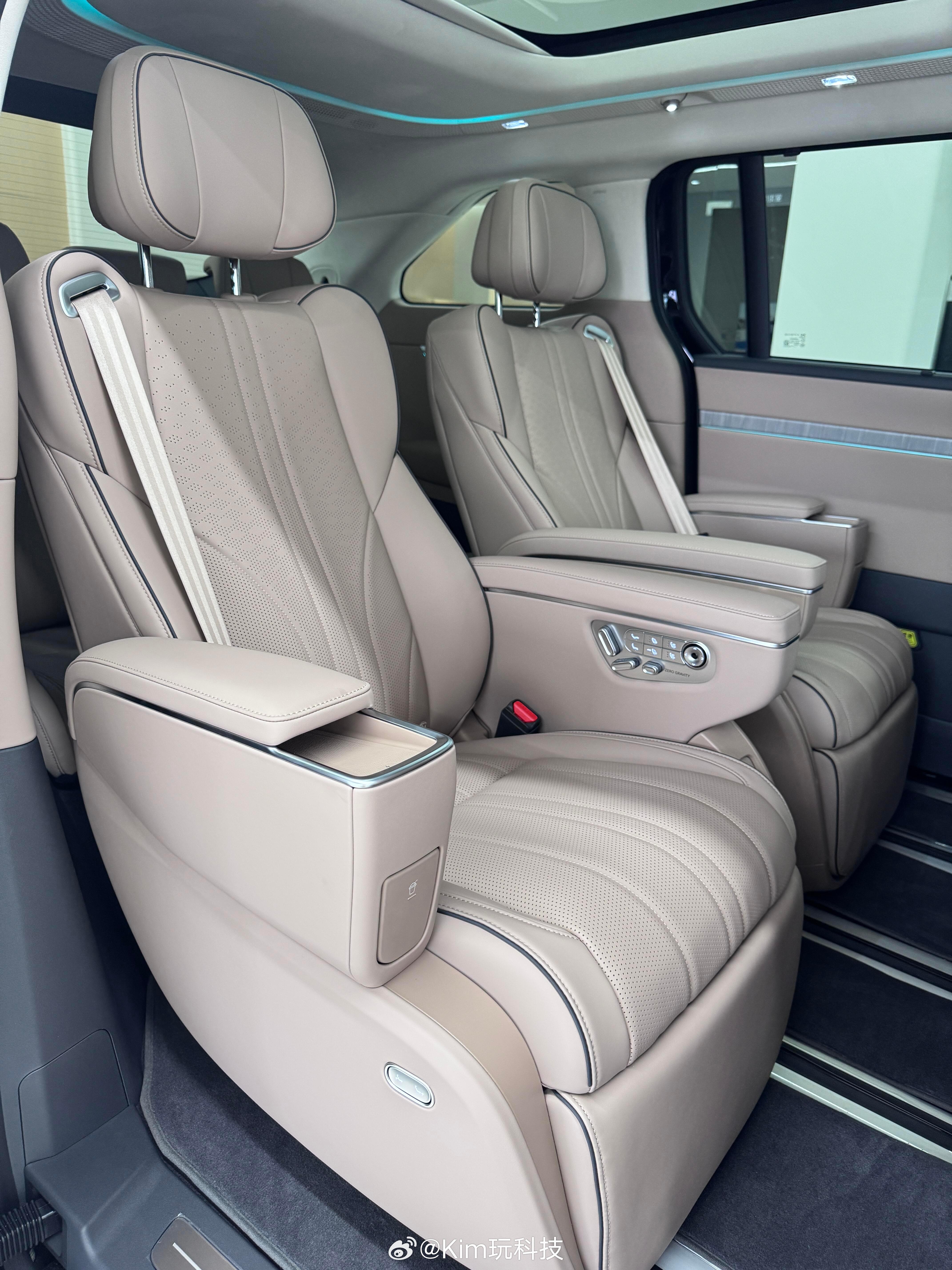 800V高压平台充电快，10分钟能补能200多公里，吃个饭的功夫就差不多了。 