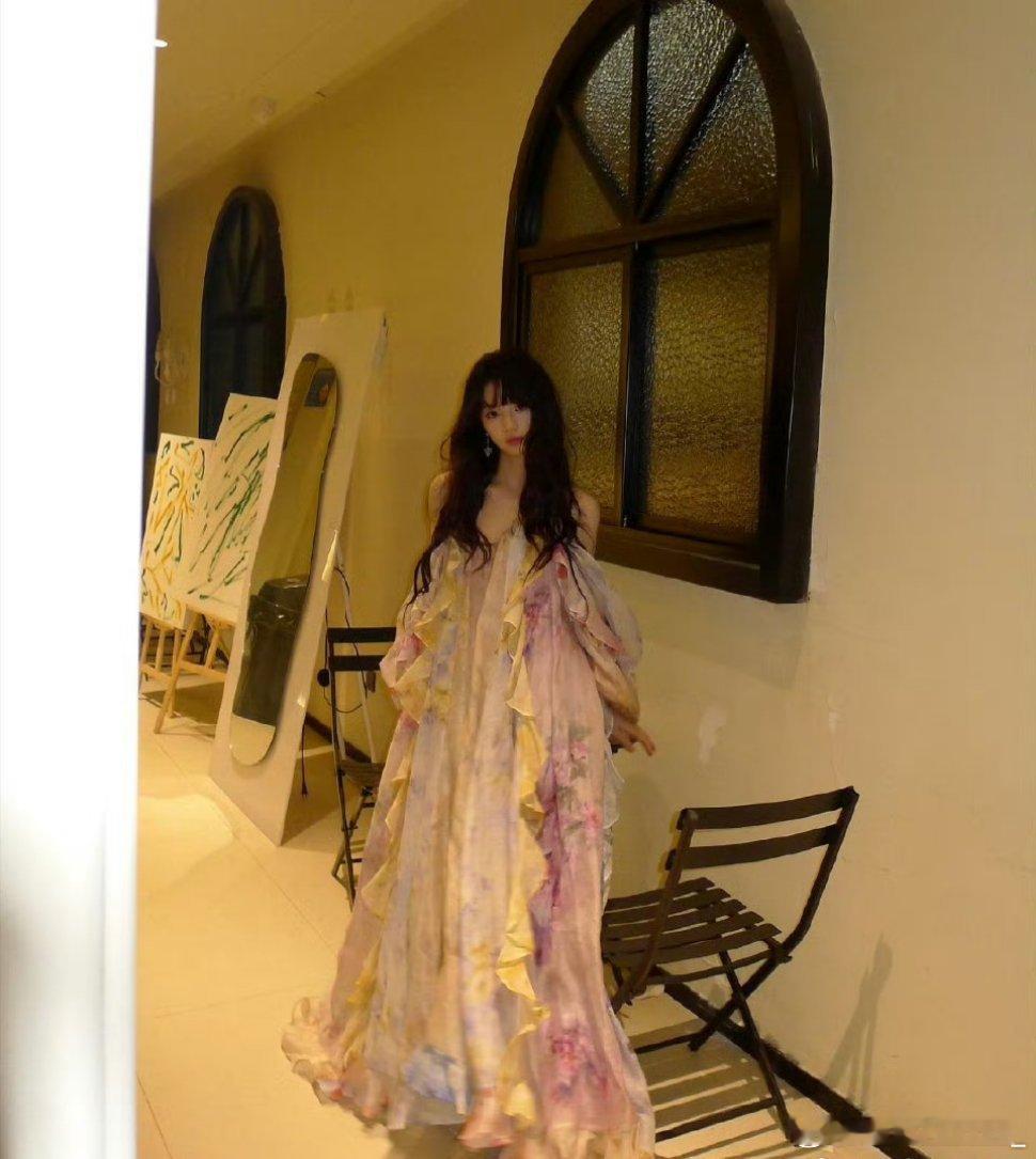 #田曦薇 花仙子##田曦薇[超话]#是小甜妹一枚~这种大大的裙子穿起来氛围感真的
