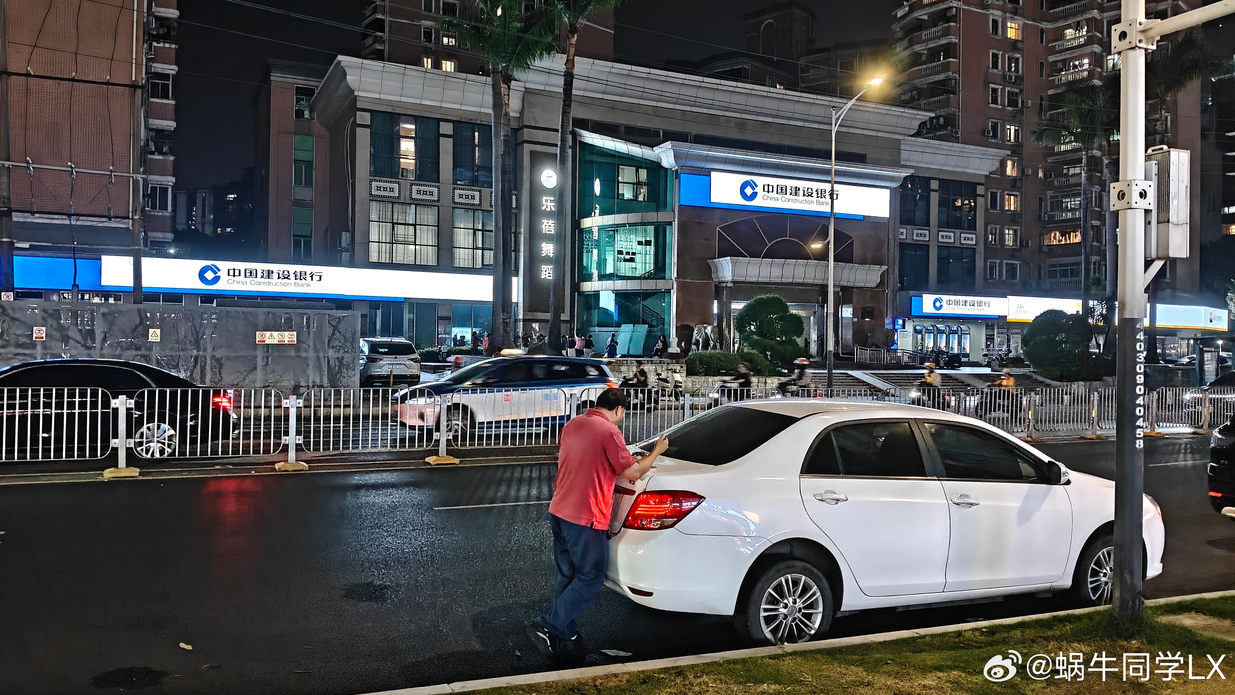 前阵子路过偶然拍到，拍照时间20：50，一位在车尾吃着盒饭的男子，我猜大概率是一