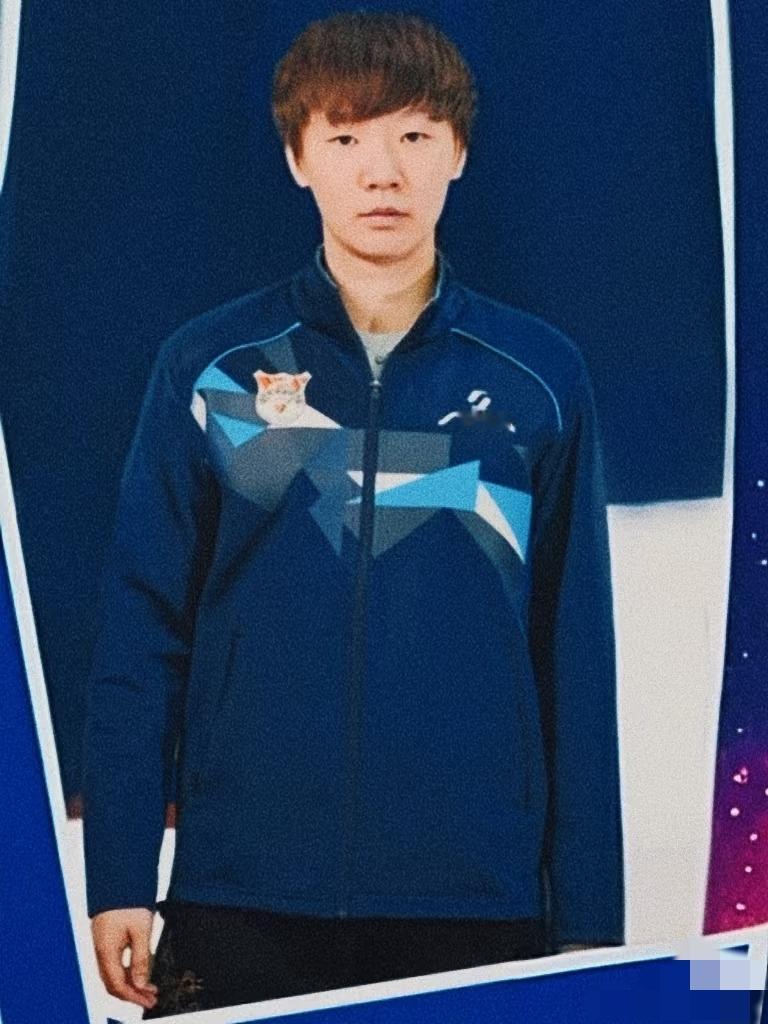 王曼昱为乒超总决赛拍摄的公示图。这个发型，感觉是前阵子一直忙到没时间理发时拍的照