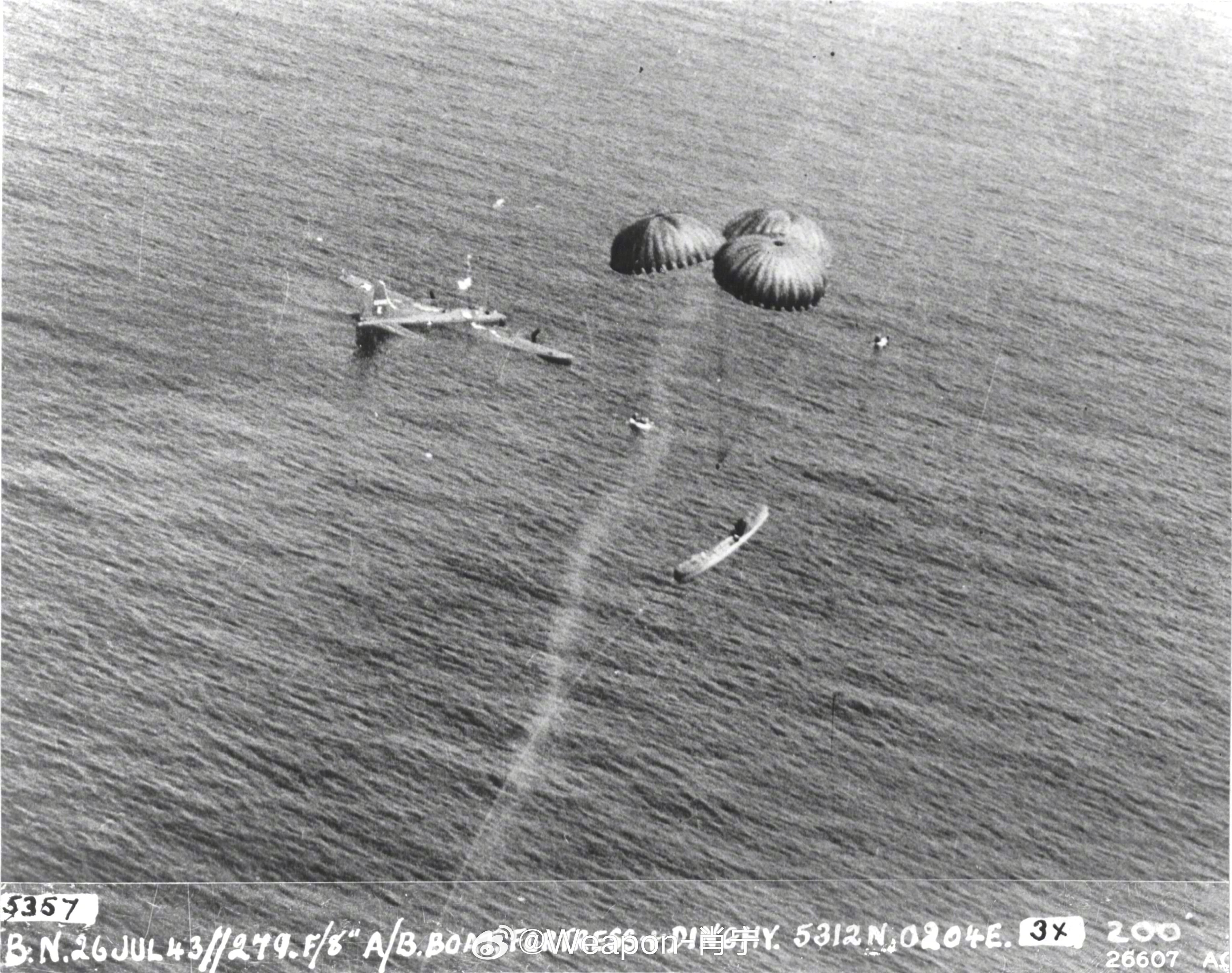 照片中的历史 1943年7月26日，北海海域，英国空军哈德逊救援飞机投放一艘24