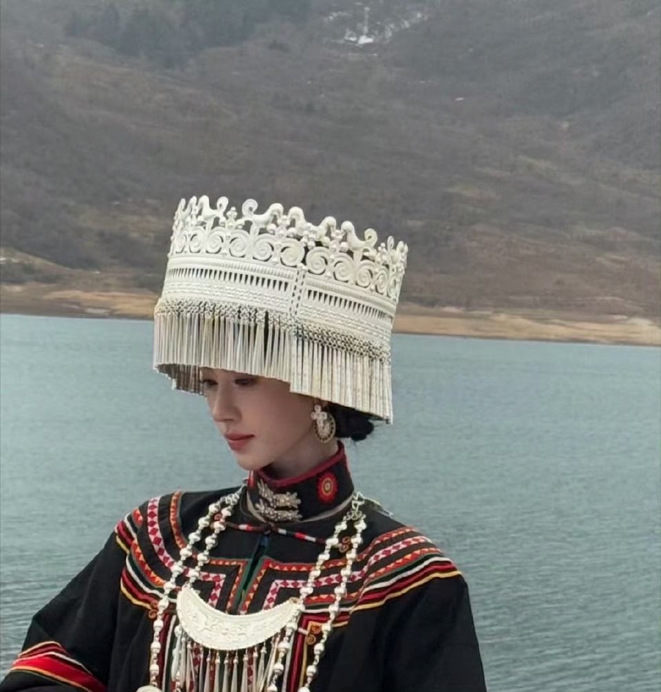 原来鞠婧祎上次彝族造型是这个新商务物料，这个造型好绝