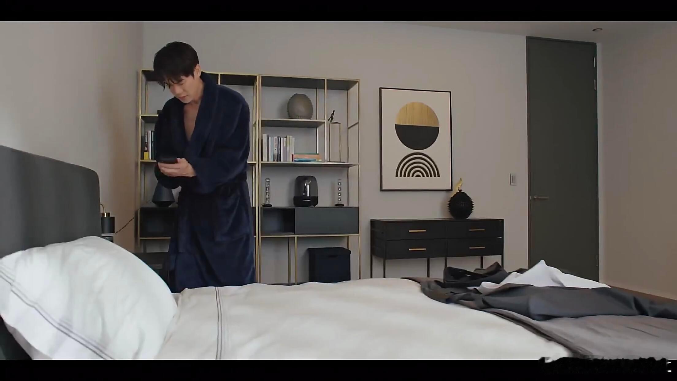 想不到韩国财阀也是在床头柜旁边给手机充电的，而且这房间看起来也不像财阀该有的[二