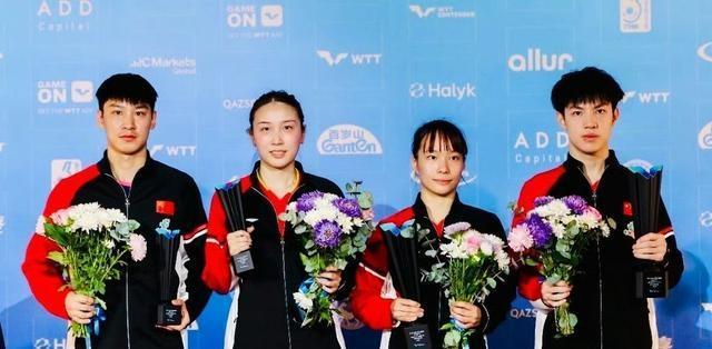 4位乒坛球员手捧奖杯与花束同框：
我一眼就认出了最左侧头发帘错落有致、容颜明亮俊