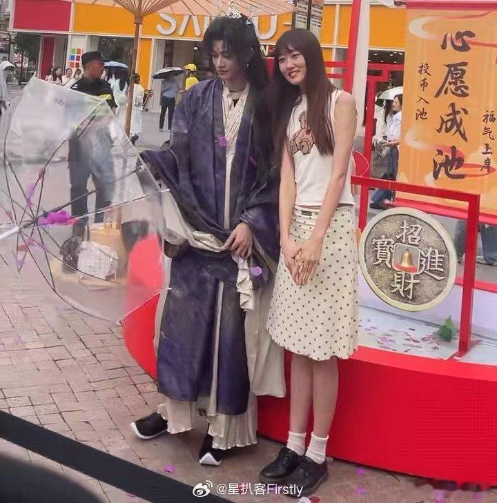 重庆大学城空降千万网红NPC重庆大学城被古风美男包围了一进大学城直接沦陷，遍地千