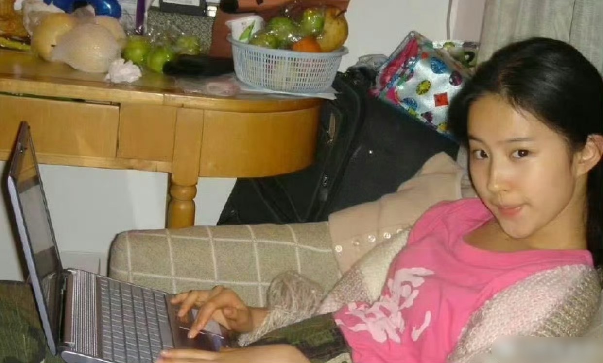 有网友感叹：“刘亦菲2002年的照片中，手持价值1.6万的索尼电脑，背景的水果堆