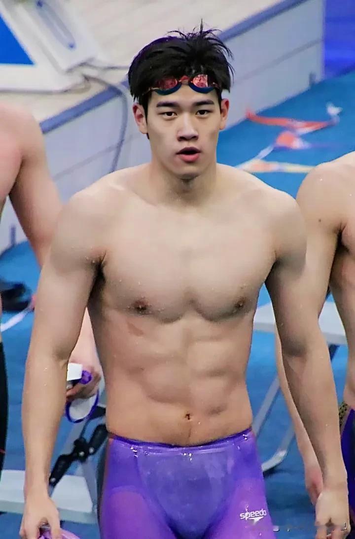 潘展乐，2004年8月出生于浙江省温州市，身高198cm，臂展210cm。
20