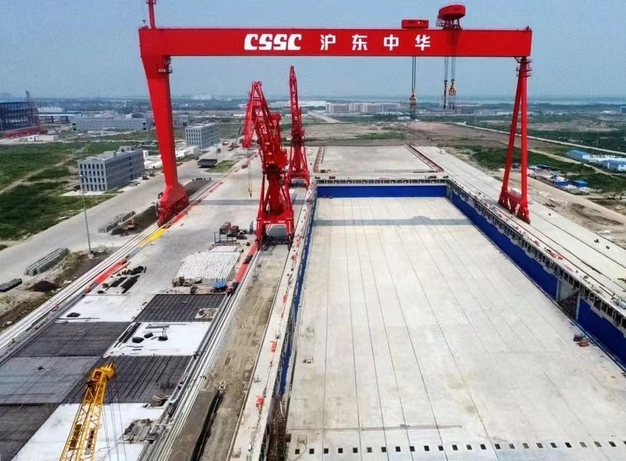 沪东中华造船厂——长兴岛新厂区，这个30万吨级的船坞已经建成即将投入使用，预计众