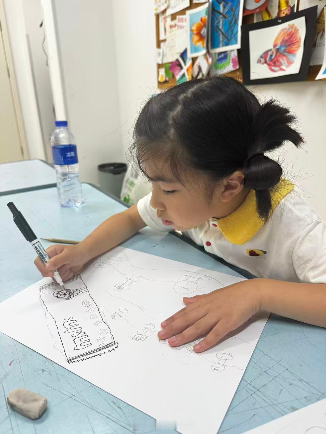 孩子高强度上画画课。我们疑似成为画室最大股东（她们画室图咋拍的，超高清。我觉得是