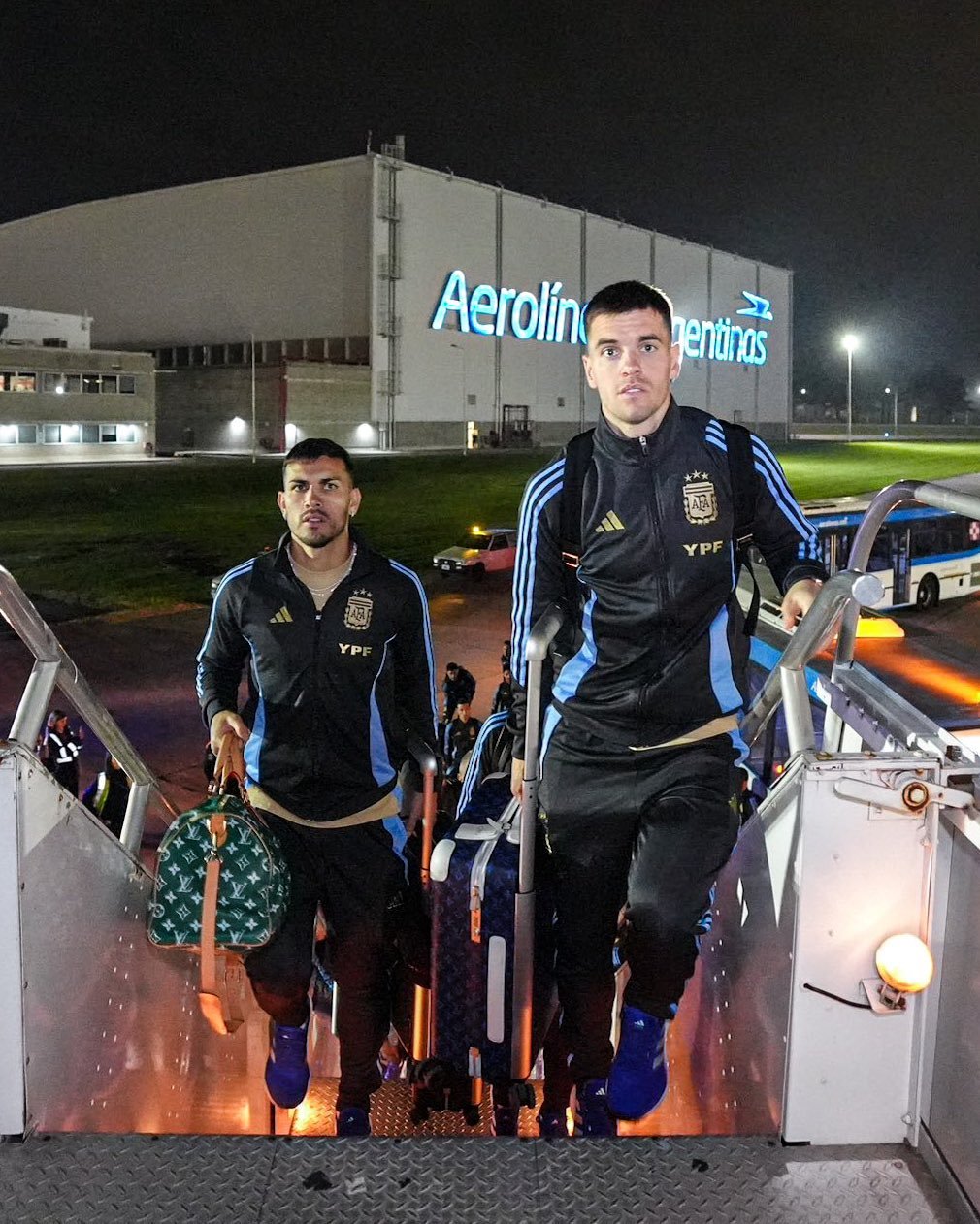 【阿根廷全队启程前往迈阿密[可怜]】阿根廷国家队官推：马上见，美国！🛫🇺🇸