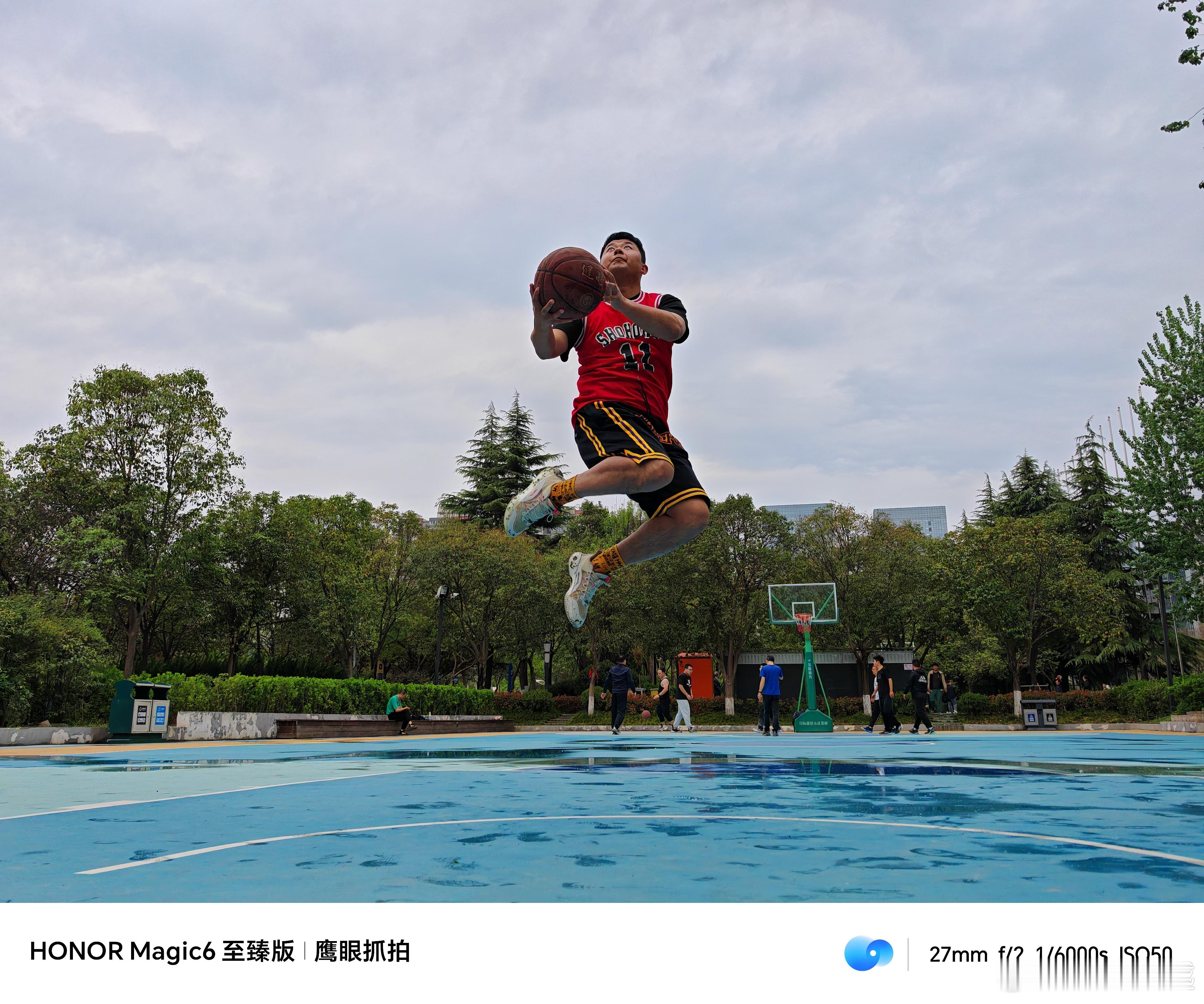 #西安兴庆宫郁金香引市民拍照打卡#小长假大家出去玩了吗？相比去外面，我选择在周边