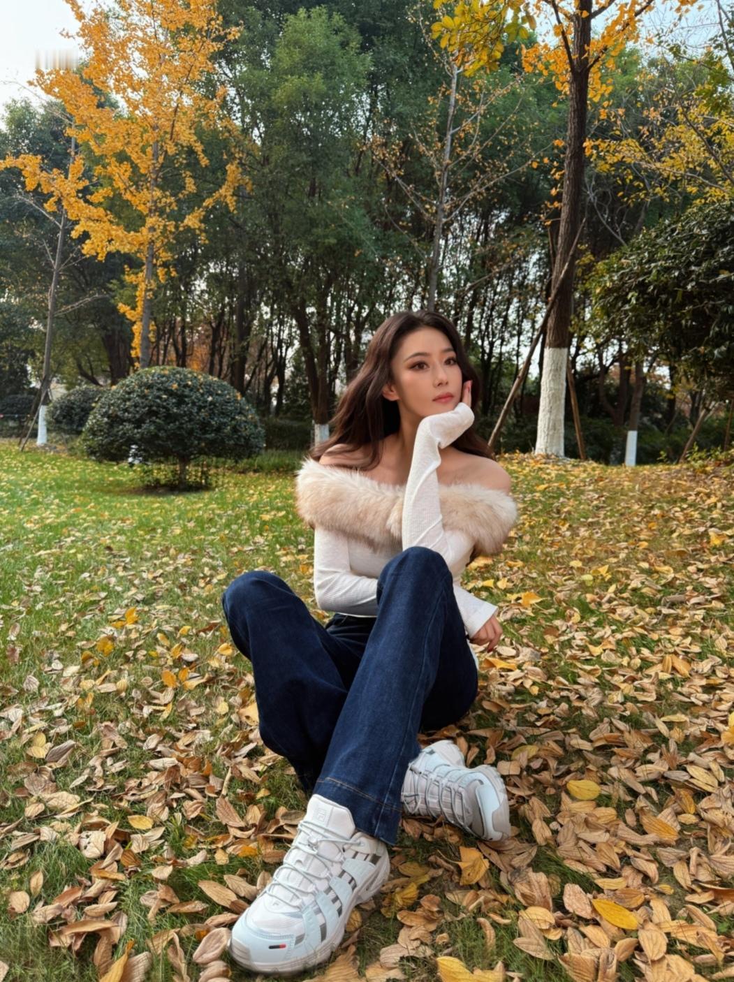 张馨予，脚上这双鞋，看着和她漂亮的脸蛋不搭。