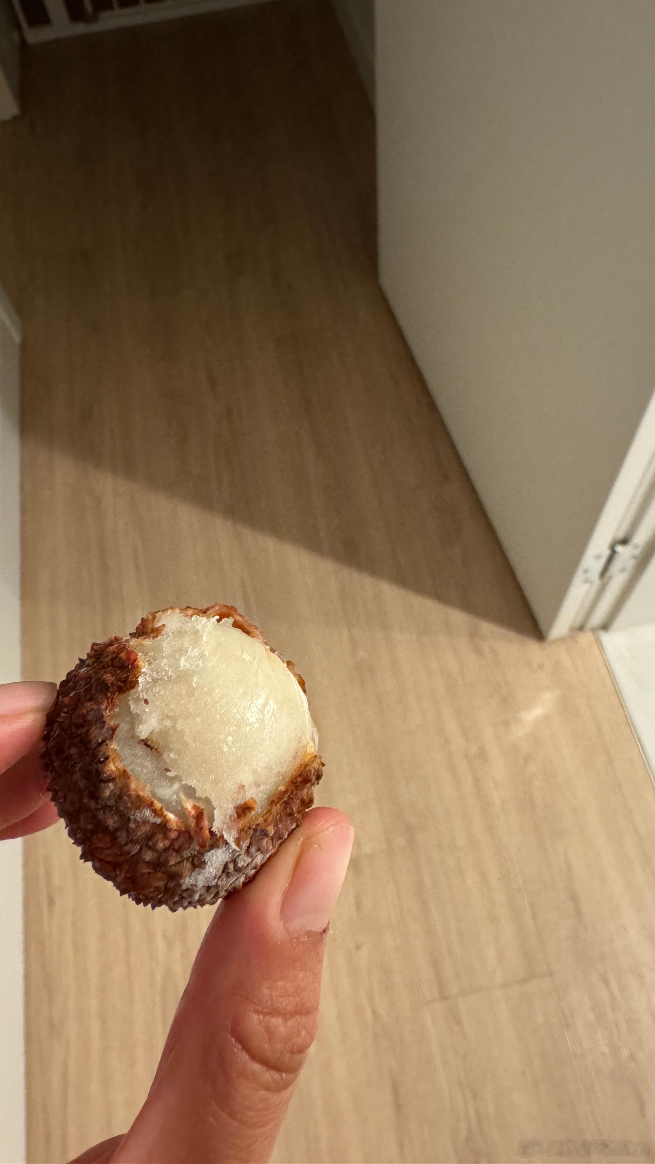 你们吃过冻荔枝吗！太好吃了。拿出来稍微化一下，就像吃冰激凌一样。 